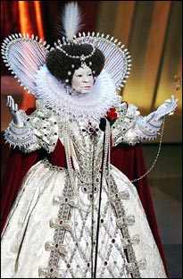 Whiteface: Whoopi as Queen Elizabeth, 1999 Oscars
